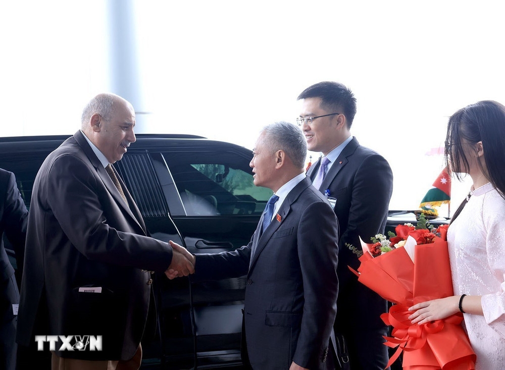 Jordan House Speaker arrives in Hanoi for official visit